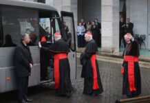 Trong thinh lặng của mật tuyển viện, một Giáo hội đang học cách sống với mạng xã hội